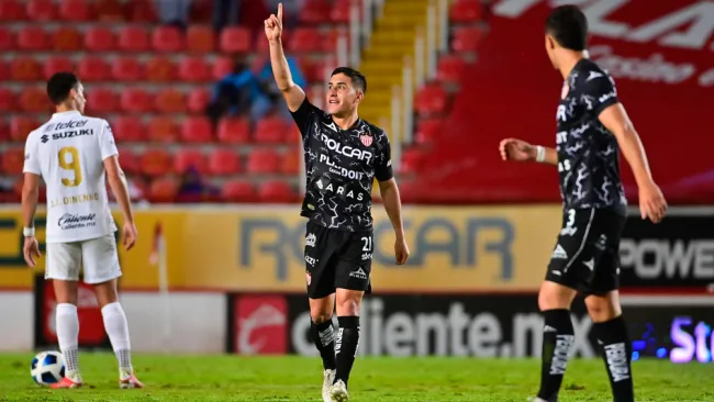 Escoboza festeja gol ante Pumas