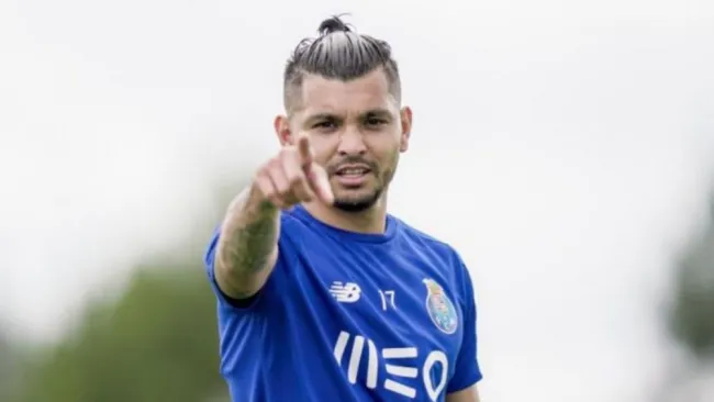 Tecatito Corona en un entrenamiento del Porto