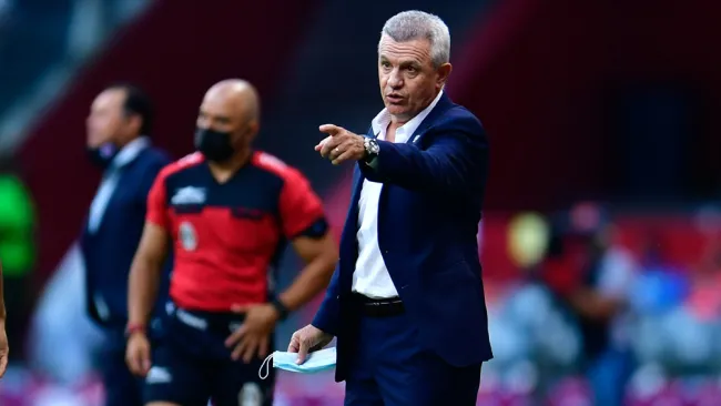 Javier Aguirre da indicaciones en el duelo ante Cruz Azul 
