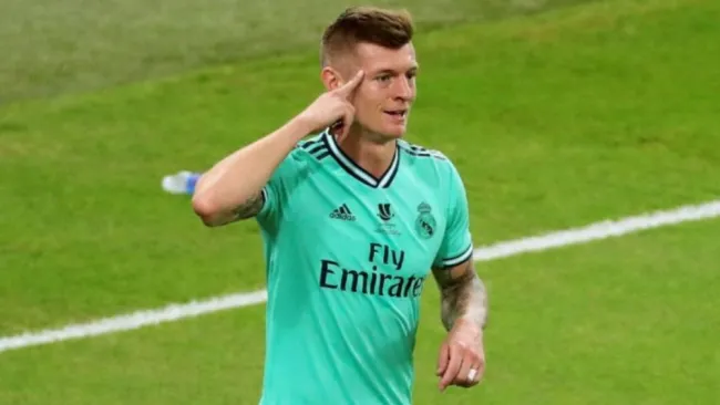 Toni Kroos durante un duelo con el Real Madrid