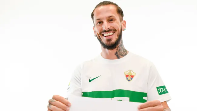 Darío Benedetto posa con la camiseta del Elche 