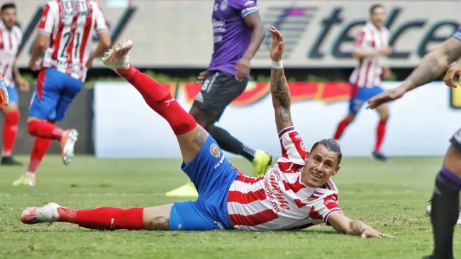 Chicote Calderón en acción con Chivas