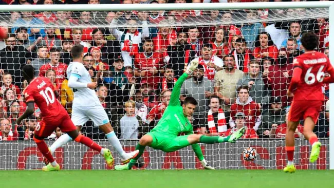 Sadio Mané define en la meta contraria