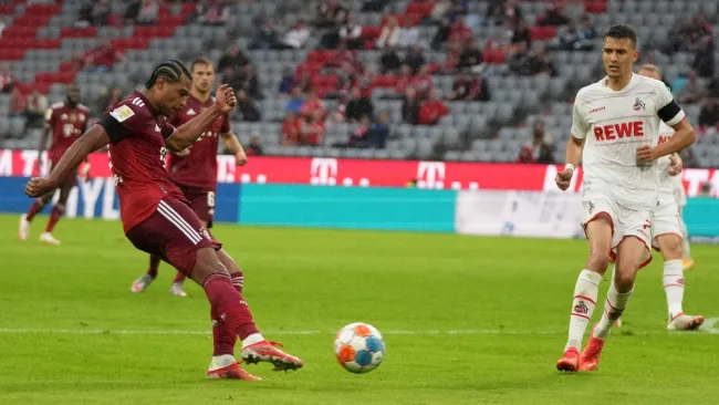 Serge Gnabry en acción con el Bayern Munich frente al Colonia