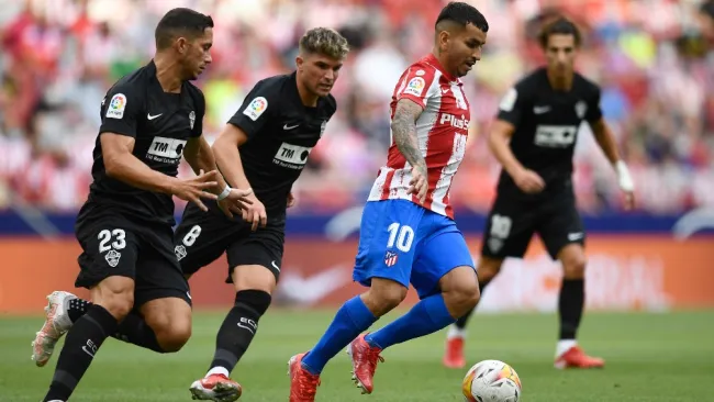 Ángel Correa en acción frente al Elche