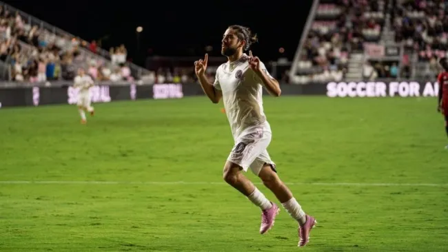 Pizarro marcó un doblete