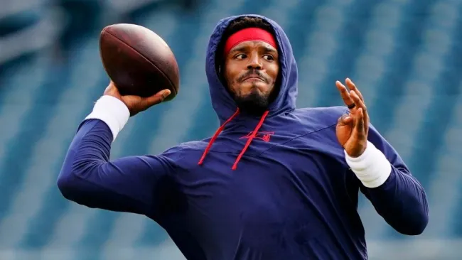 Cam Newton en un entrenamiento con los Pats