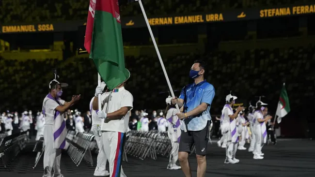 La bandera de Afganistán en el desfile de Paralímpicos 