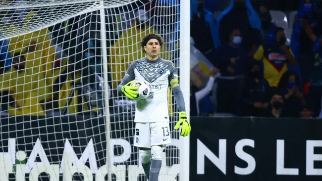 Guillermo Ochoa durante un partido con América