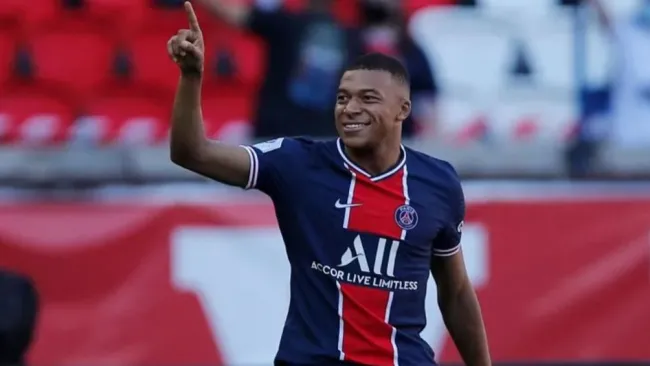 Kylian Mbappé durante un duelo con el PSG