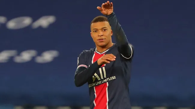 Kylian Mbappé durante un duelo con el PSG