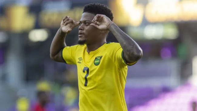 Leon Bailey durante un partido con Jamaica