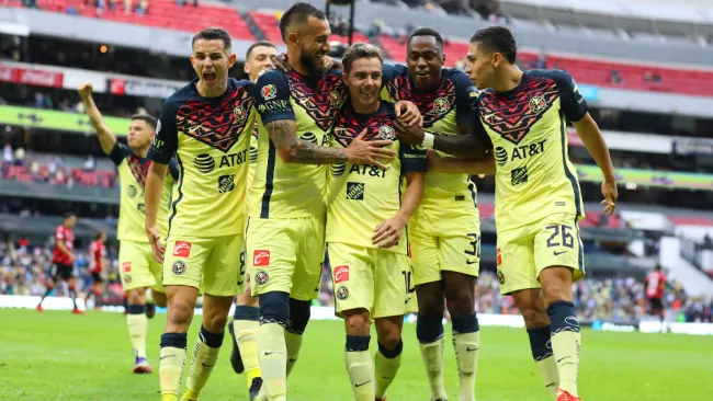 Jugadores del América festejan un gol en el Estadio Azteca 
