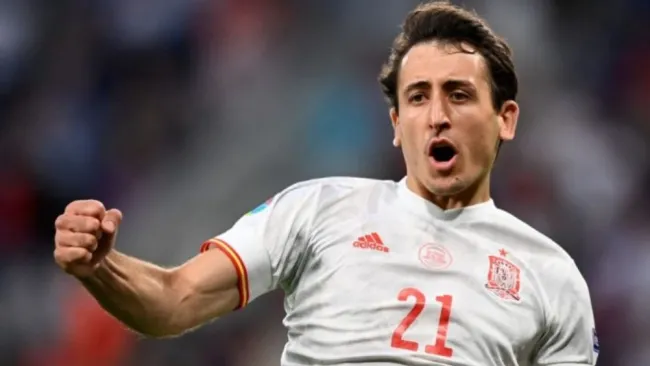 Mikel Oyarzabal celebra su penal con la selección española en la Eurocopa 2020