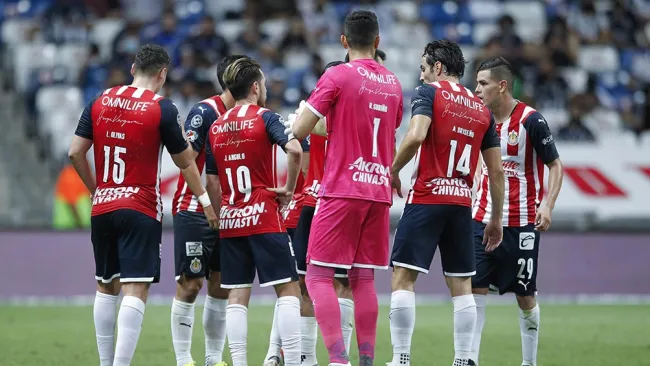 Jugadores de Chivas en el partido contra Rayados
