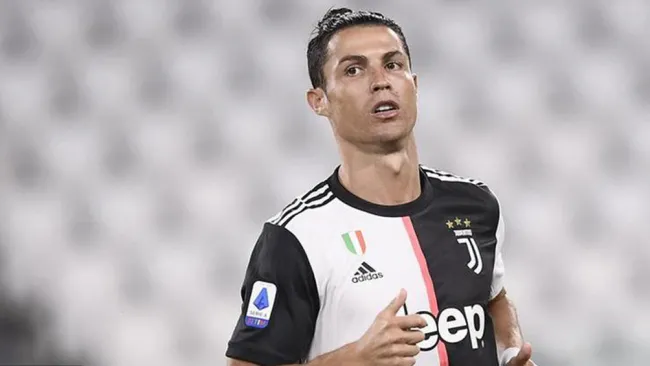 Cristiano Ronaldo en un duelo con la Juventus 