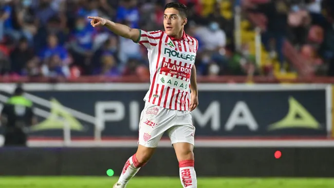 Alejandro Zendejas en partido con Necaxa 