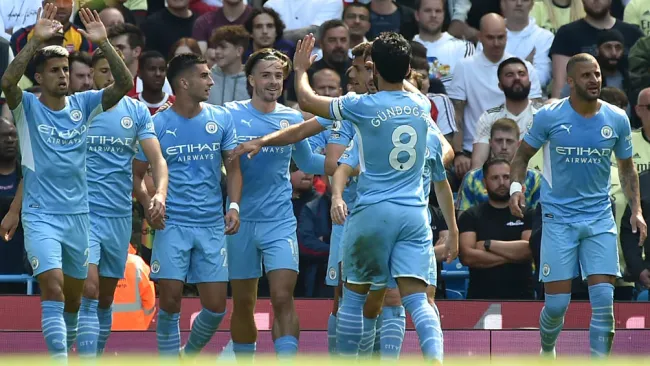 Jugadores del Manchester City festejan un tanto ante el Arsenal 
