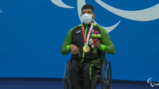 Jesús Hernández posa con la medalla de Oro