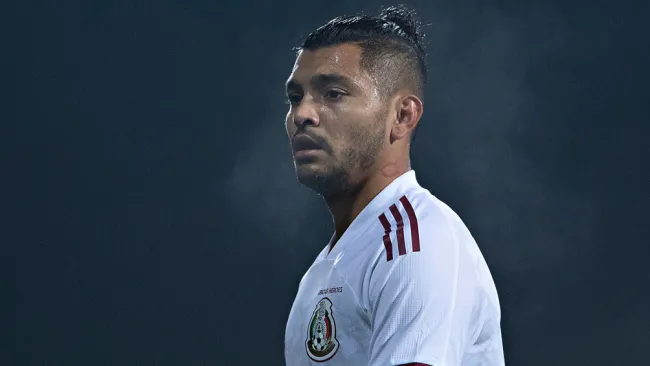 Tecatito Corona en acción con México