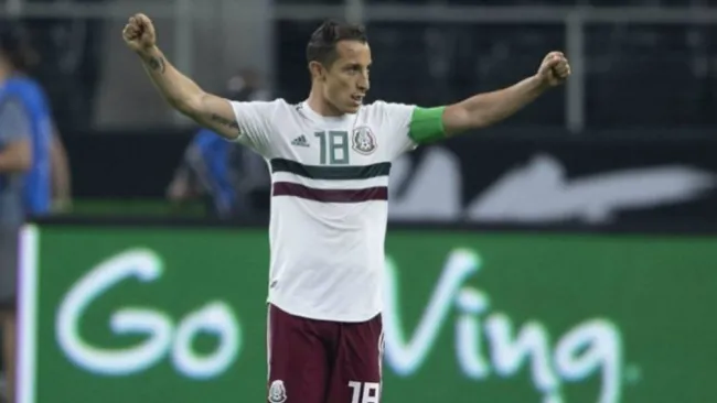 Guardado festeja un triunfo de México