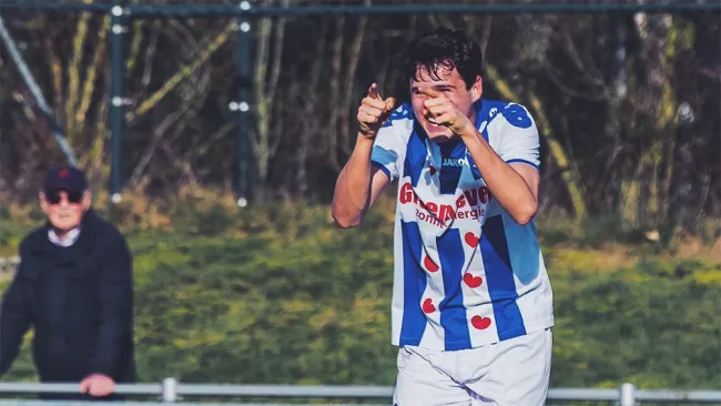 Teun Wilke festeja un gol con el Heerenveen