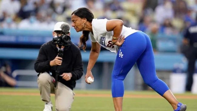 Madre de Mookie Betts haciendo primer lanzamiento