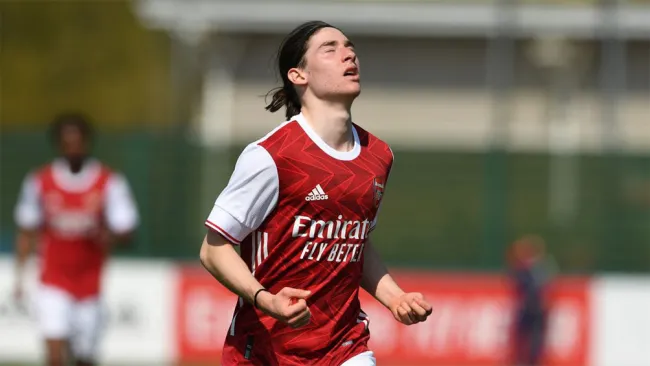 Marcelo Flores en un partido con el Arsenal