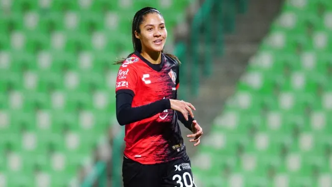 Alison González durante un partido con Atlas