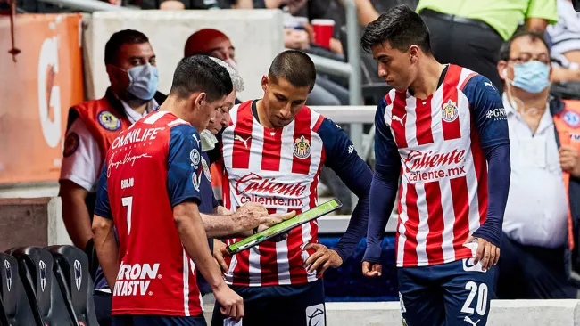 Carlos Cisneros y otros jugadores reciben indicaciones de Vucetich