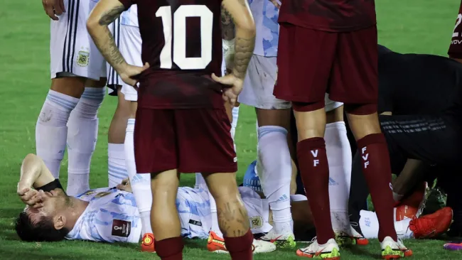 Messi, tras severa entrada de Adrián Martínez