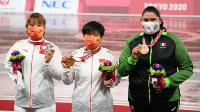 Rosa Carolina Castro muestra con orgullo su presea junto a sus rivales