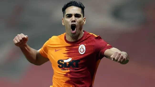 Radamel Falcao celebra durante partido con el Galatasaray de Turquía