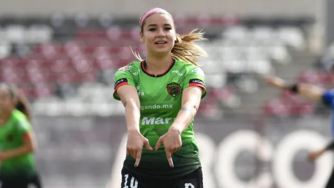 Miah Zuazua durante el festejo de un gol con Bravos