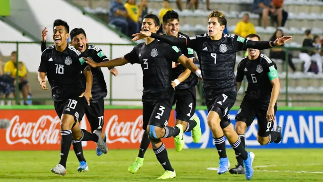 Santi Muñoz en festejo con sus compañeros