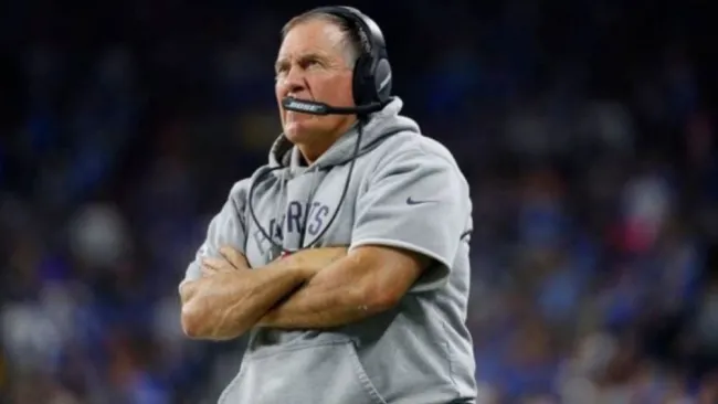 Belichick observa un partido de los Patriots