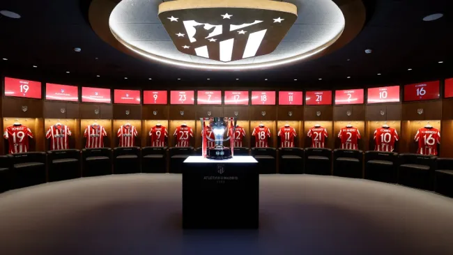 Vestidores del Atlético de Madrid con el trofeo de LaLiga