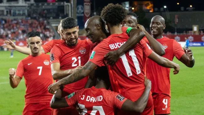 Jugadores canadienses celebran gol vs El Salvador