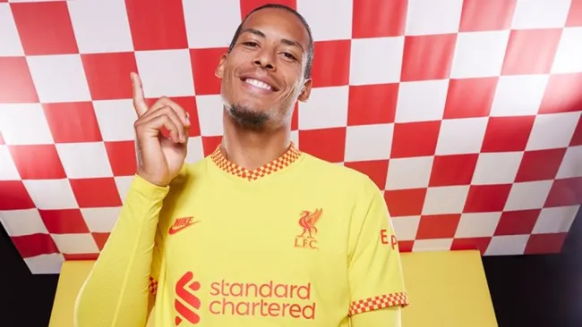 Van Dijk en la presentación del nuevo uniforme del Liverpool