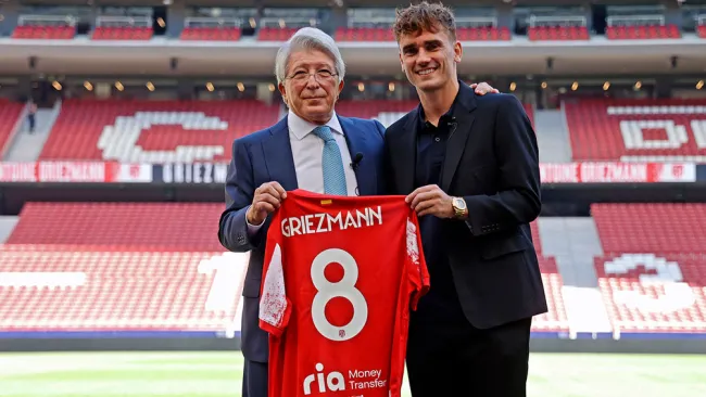 Enrique Cerezo y Antoine Griezmann durante su presentación 