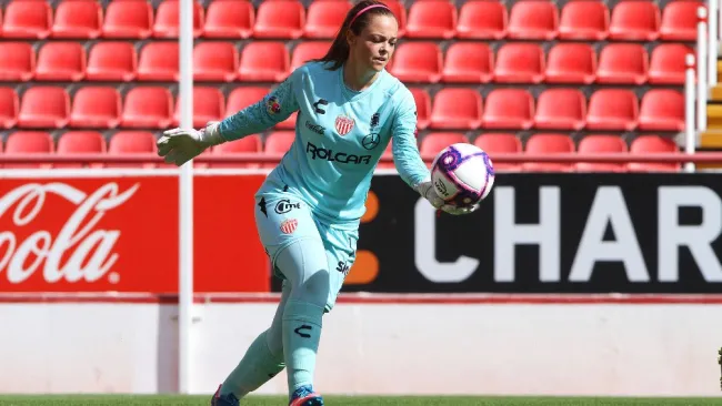 Balbina Treviño en acción con el Necaxa