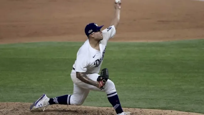 Julio Urías durante un partido con los Dodgers