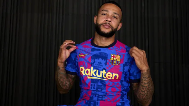 Memphis Depay posa con la nueva camiseta del Barcelona 