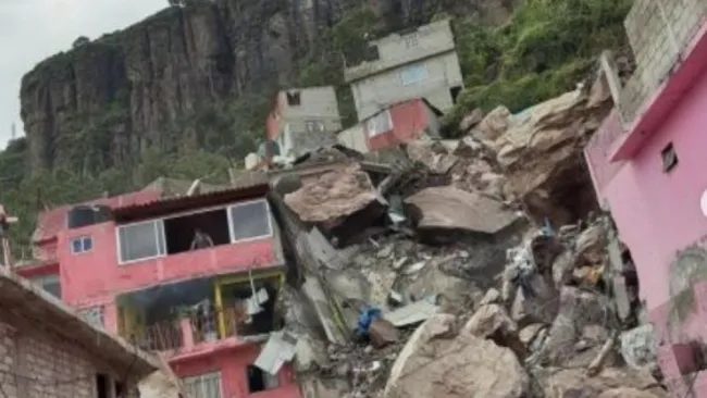 Toneladas de escombro en las faldas del cerro del Chiquihuite