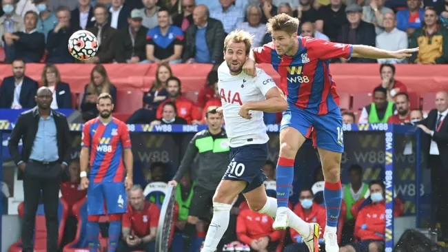 Harry Kane de los Spurs disputa el balón contra Joachim Andersen del Crystal Palace