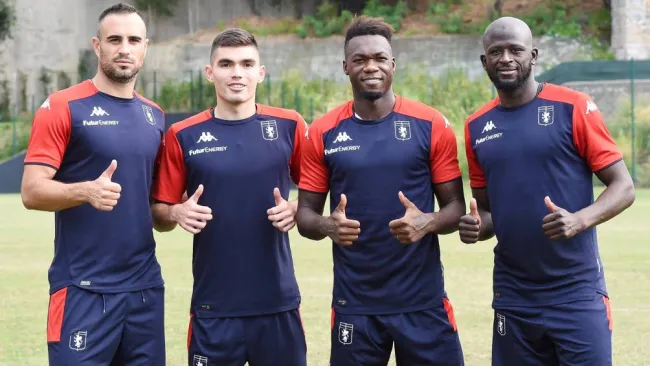 Johan Vásquez con sus nuevos compañeros durante un entrenamiento