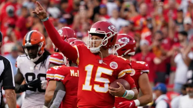 Patrick Mahomes tras una anotación de los Chiefs ante los Browns
