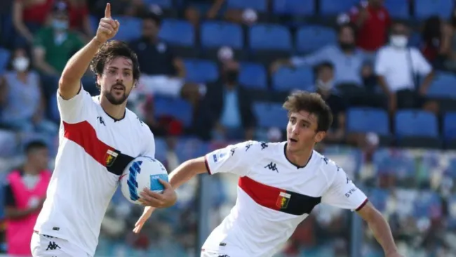 Mattia Destro en festejo con Genoa