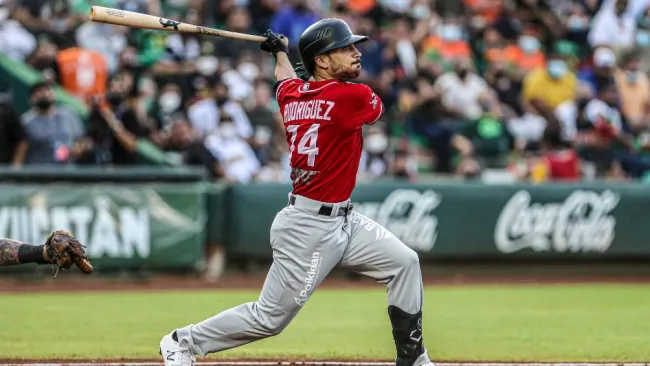 Un jugador de los Toros tras batear la pelota