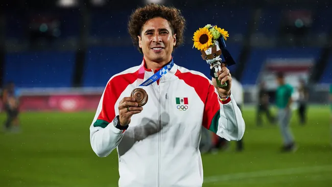 Memo Ochoa muestra su medalla de Bronce en Tokio 2020